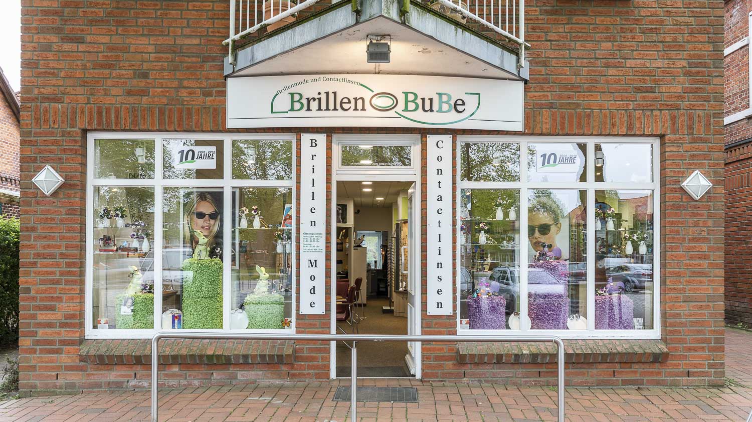 Geschäft von Brillen BuBe Optiker in Bad Bramstedt von aussen.
